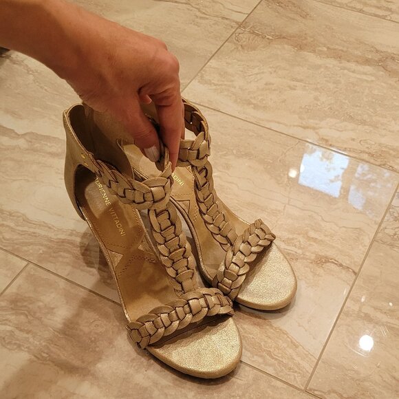 Adrienne Vittadini Gold Sandals. Back zipper. Cushioned footbed. Size 7. - Picture 11 of 16